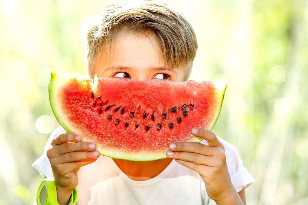 gyermek görögdinnyét eszik